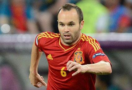 انتخاب إنييستا أفضل لاعب في كأس أوروبا 2012 لكرة القدم